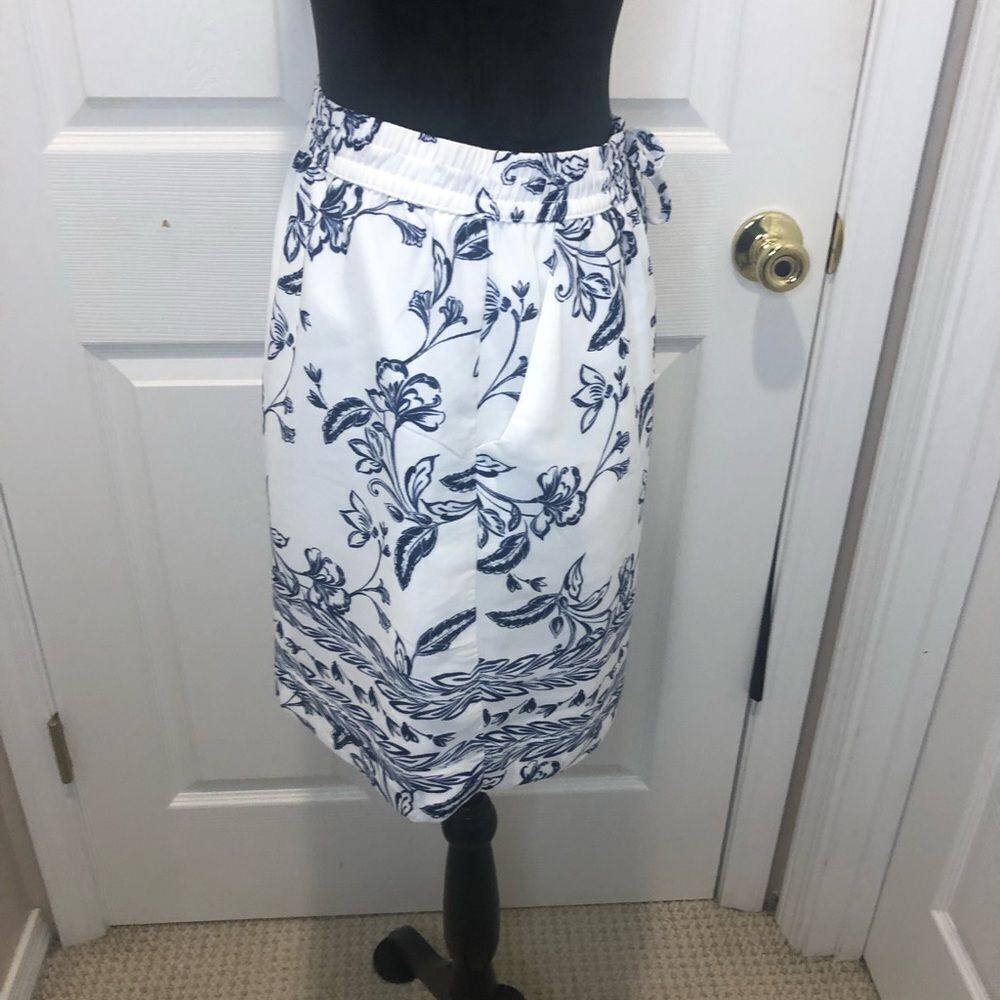 St. Tropez West white and blue floral drawstring waist mini skirt, size small - Picture 5 of 8